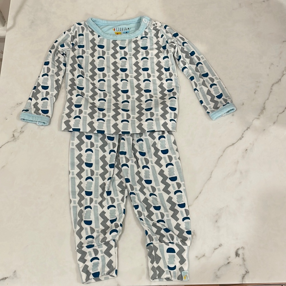 💙💚🤍👶🏼💙🤍Clover Baby 🤍💚💙👶🏼💙🤍printed on set size 3-6 mnth💙🤍💚